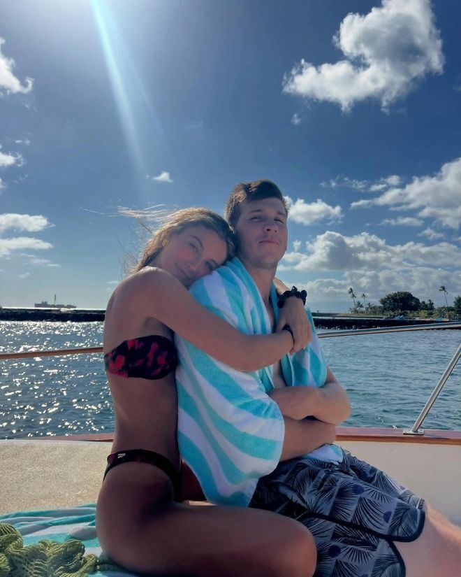 着出众的颜, 成为了一名