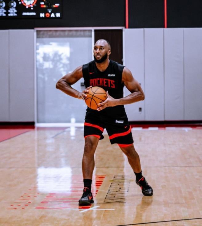 到了小前锋, KO, 火箭队的射